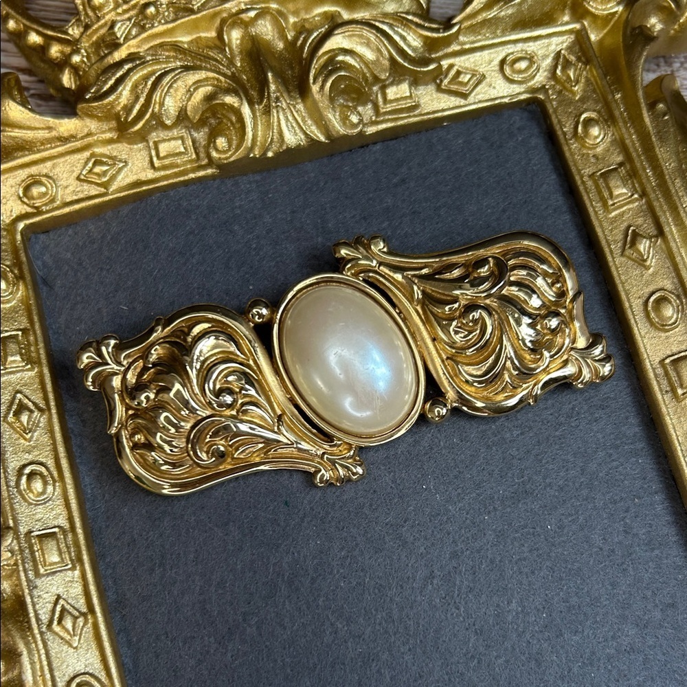 Ginnie Johanson 1987 Gold and Cream Ornate Brooch